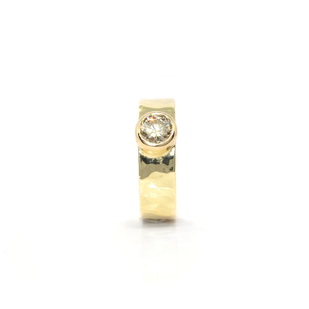 Breiter Goldring mit Diamant