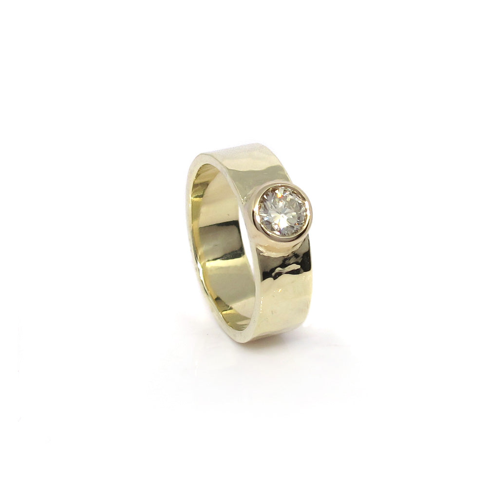 Breiter Goldring mit Diamant