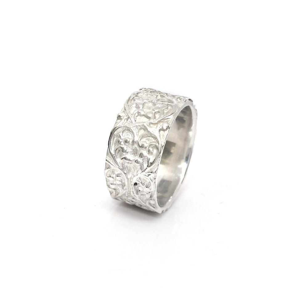 Breiter Silberring mit Blumenrelief