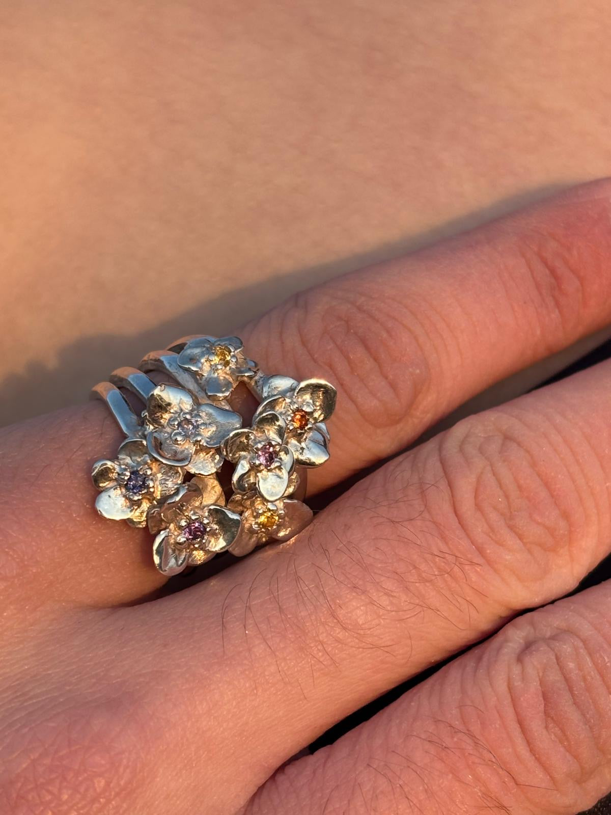 Auffälliger Silberring mit 7 Blumen