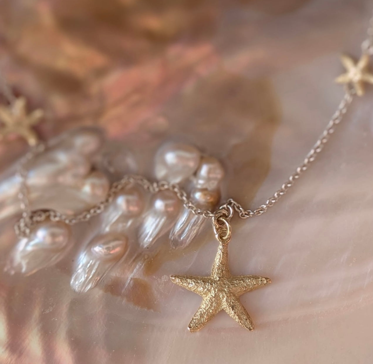 Zilveren collier met drie gouden zeesterren