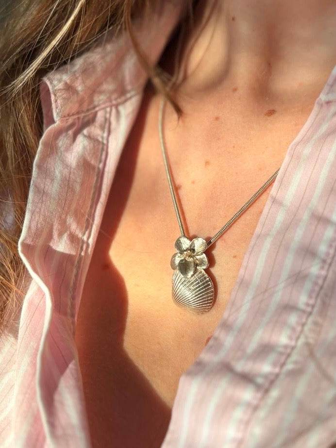 Hanger schelp en bloem zilver en goud inclusief collier