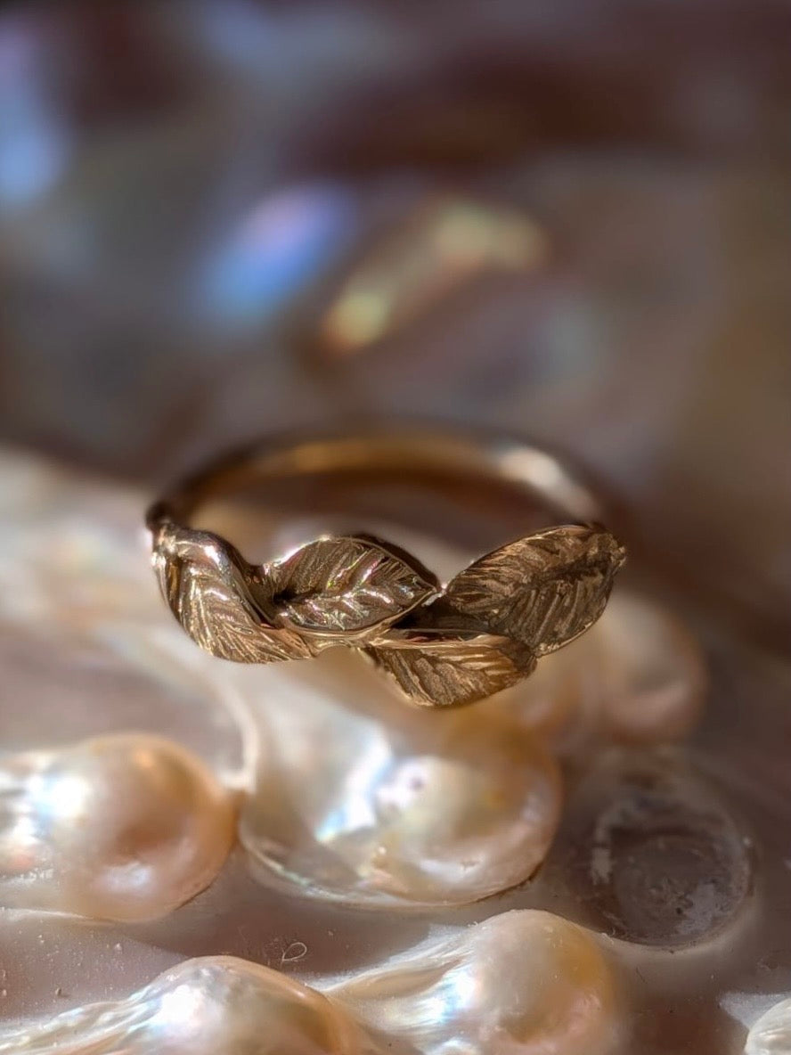 Gouden ring met blaadjes