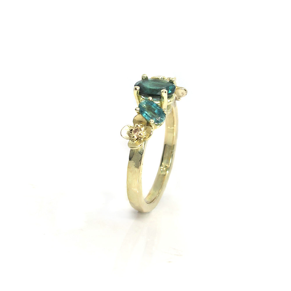 Verlobungsring aus Gold mit Turmalin, Blumen und Diamant.