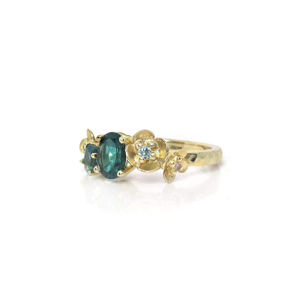 Verlobungsring aus Gold mit Turmalin, Blumen und Diamant.
