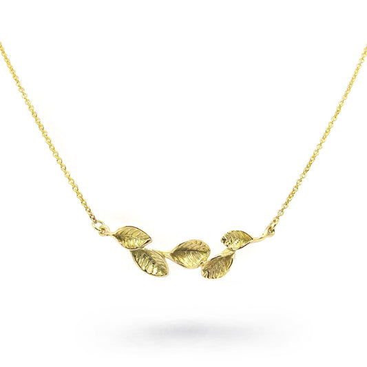 Goldene Halskette mit Blättern