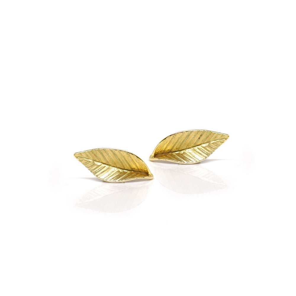 Goldene Ohrringe mit Blättern