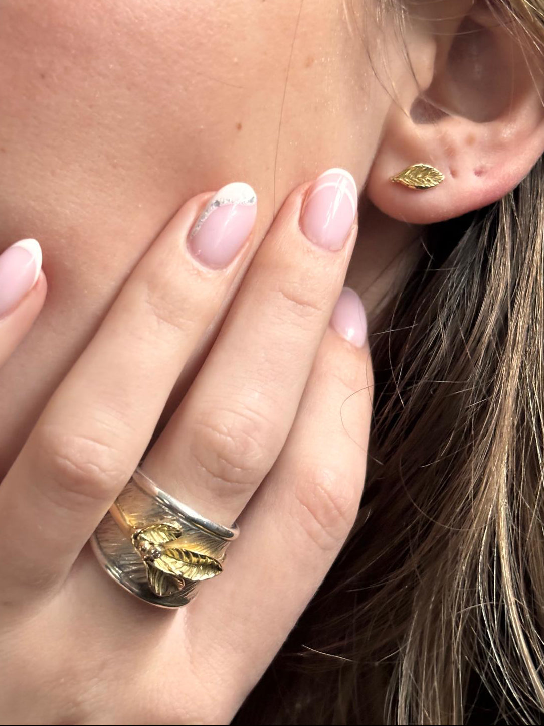 Breiter Silberring mit goldenem Blatt und Diamant