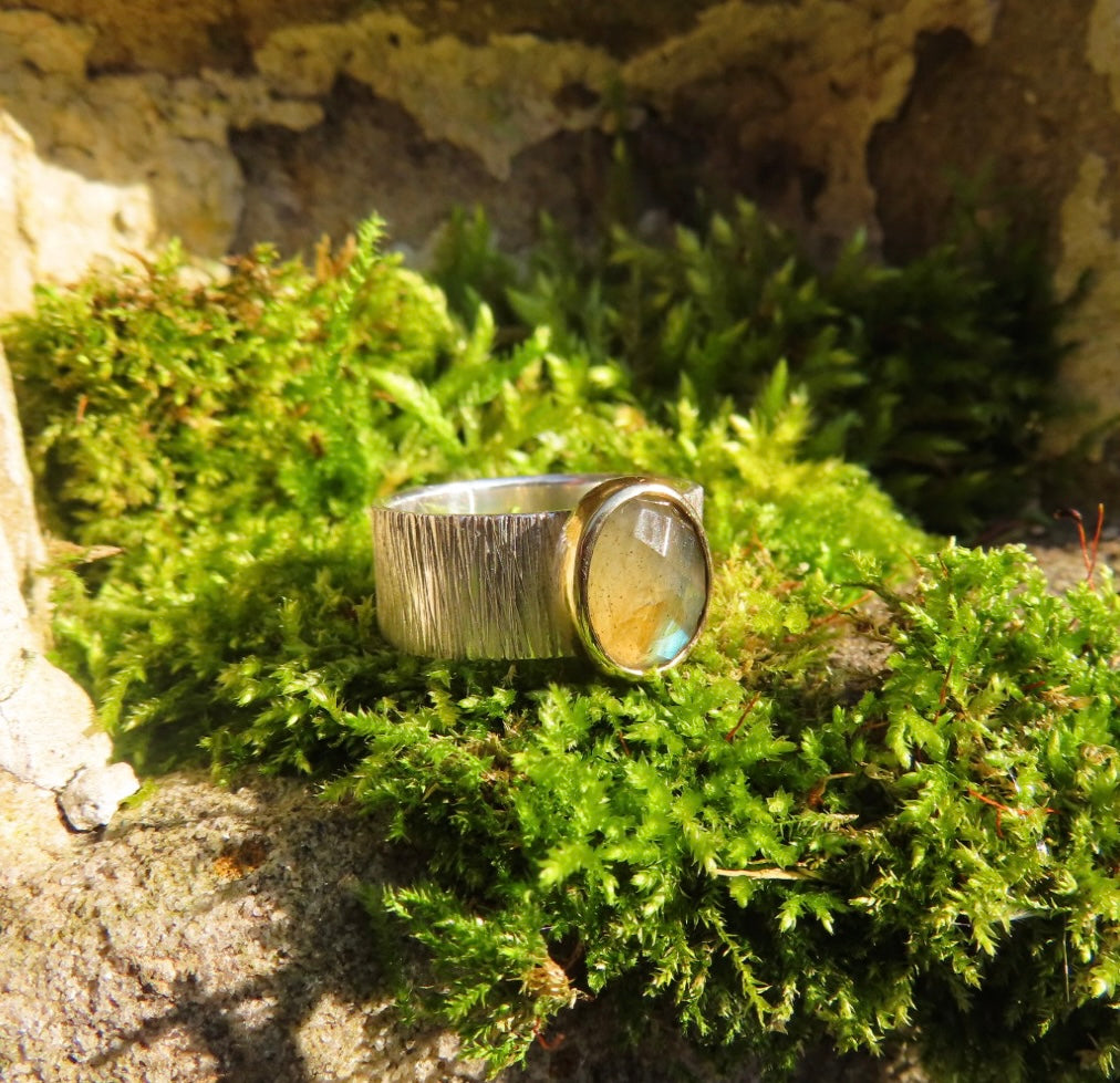 Silberner Ring mit Gold und Labradorit