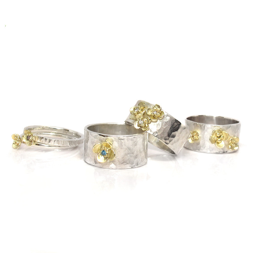 Silberner Ring mit goldenen Blumen