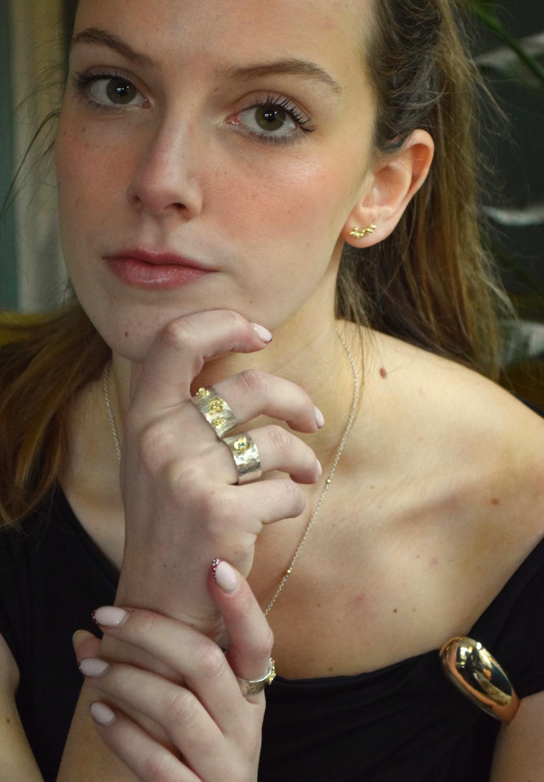 Breiter Silberring mit goldenen Blüten und Diamanten