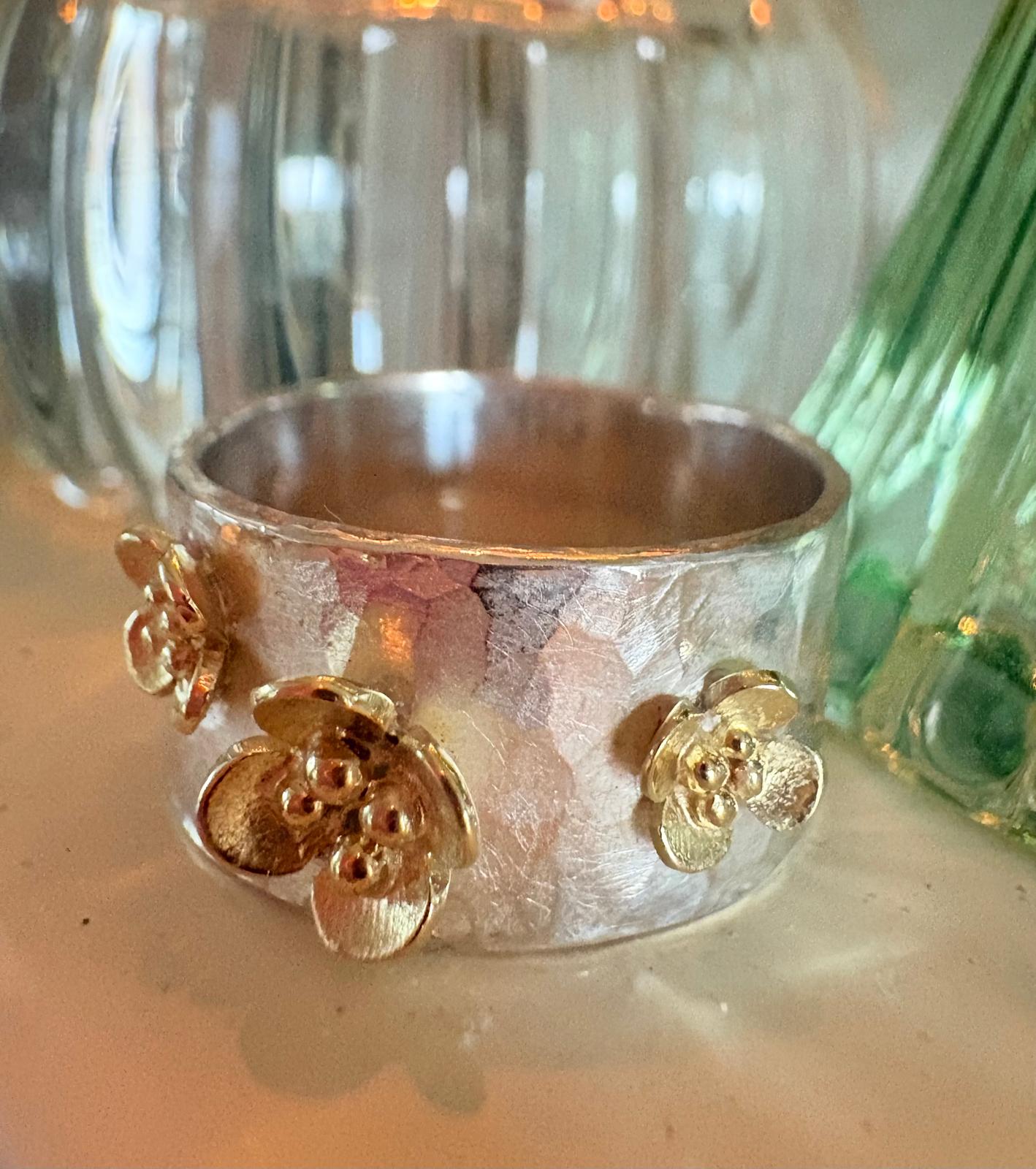 Silberner Ring mit goldenen Blumen