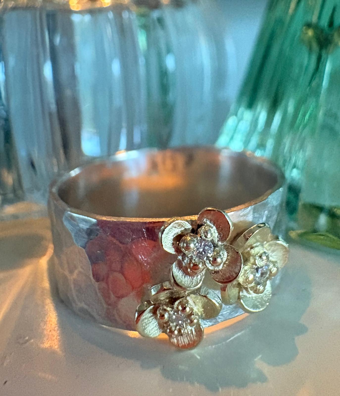 Breiter Silberring mit goldenen Blüten und Diamanten