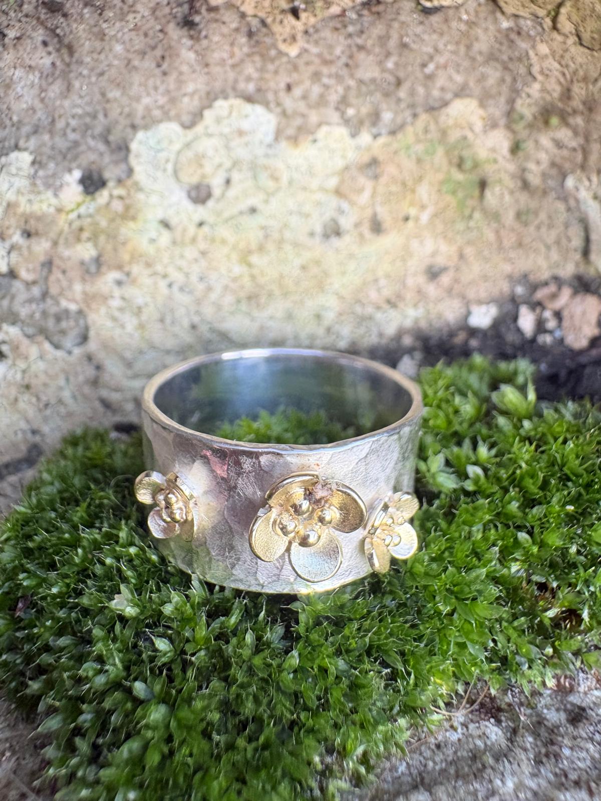 Silberner Ring mit goldenen Blumen