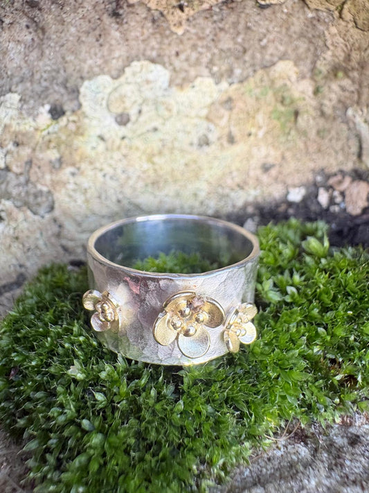 Silver ring with gold flowers