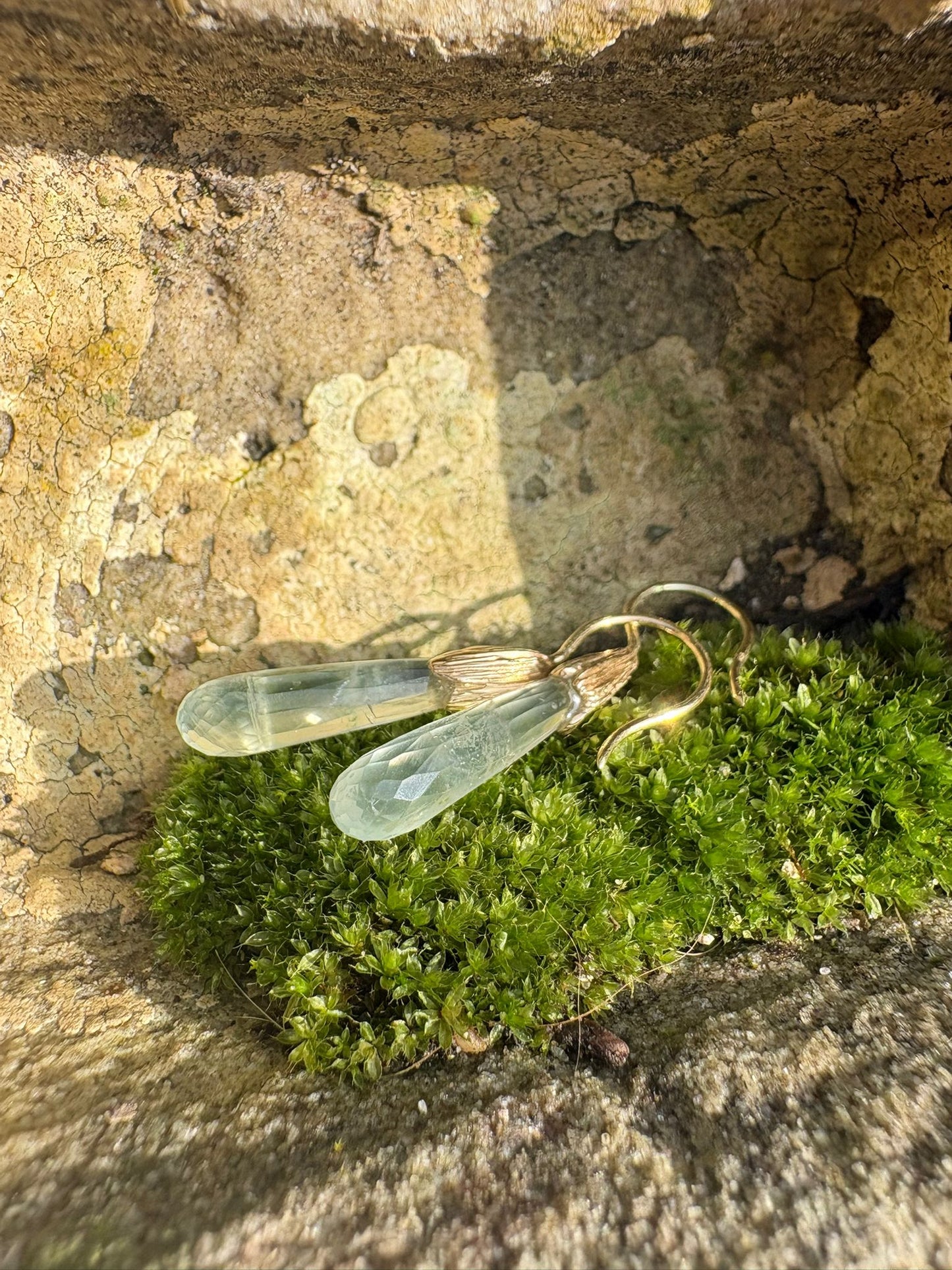 Gouden oorbellen met prehniet