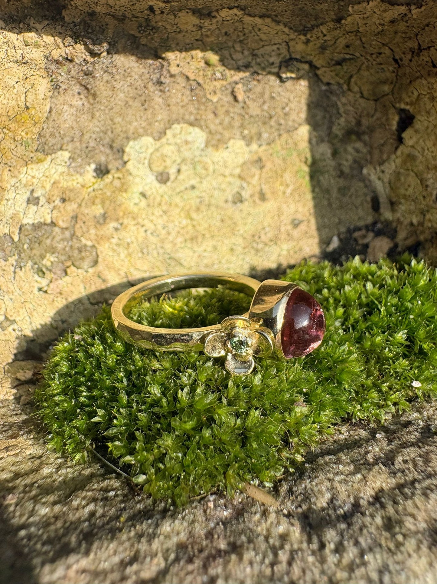 Gold ring with flower, diamond and pink tourmaline