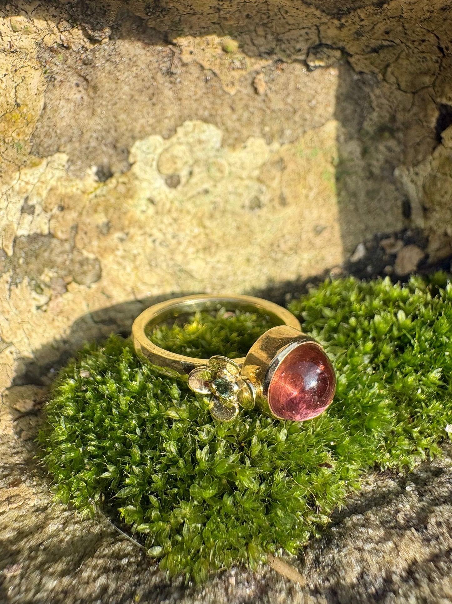 Gold ring with flower, diamond and pink tourmaline