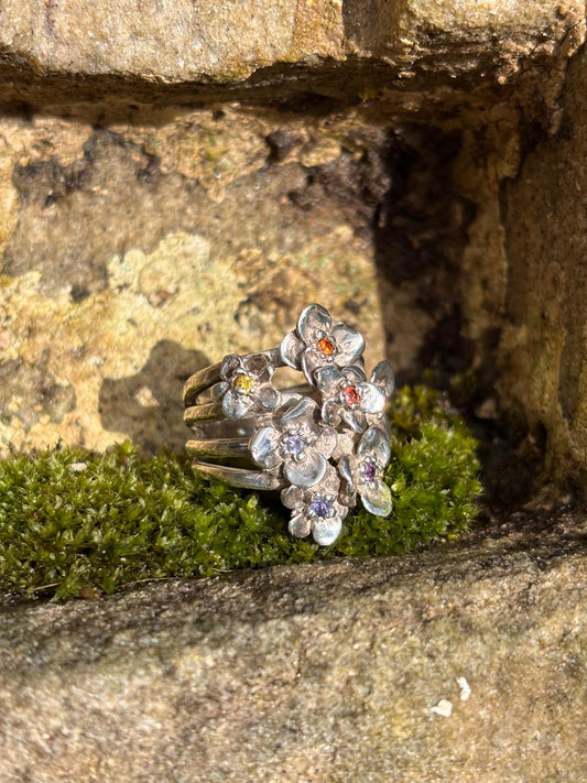 Striking silver ring with 7 flowers