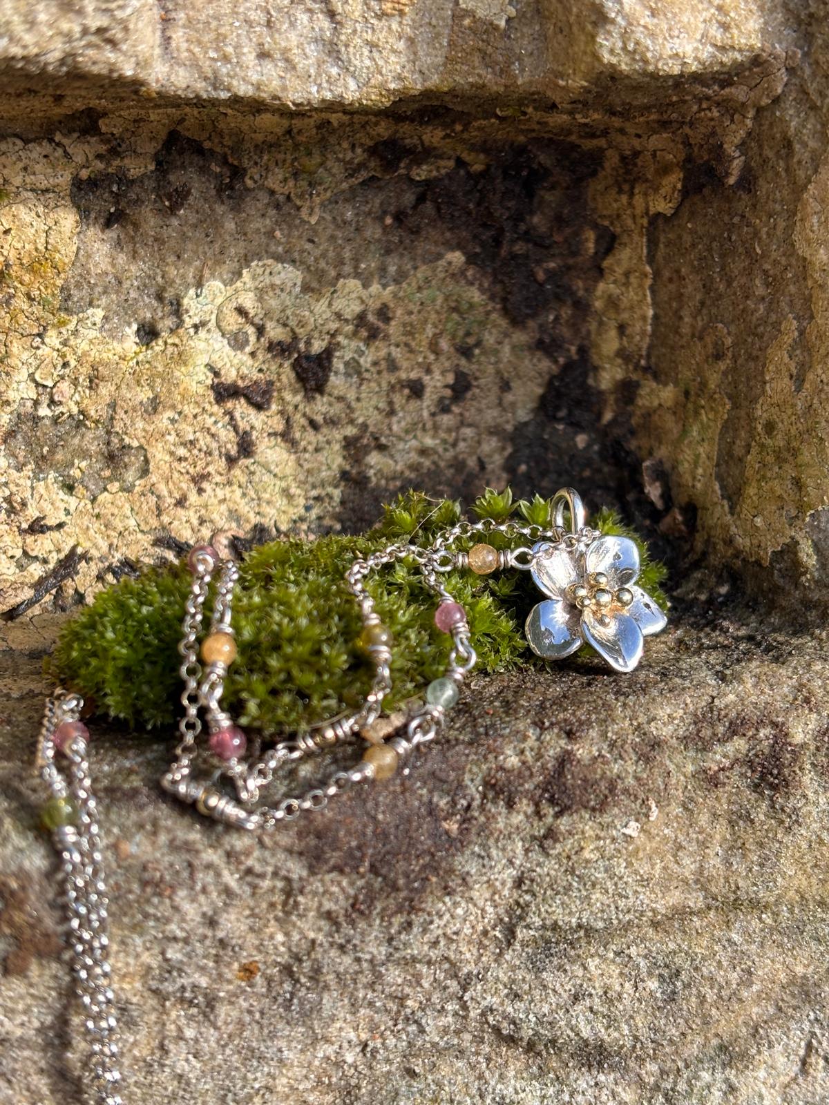 Halskette mit silberner Blume mit Goldkügelchen