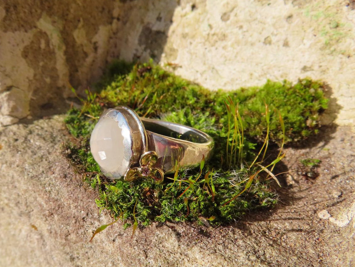 Silberring mit Goldblume, Diamant und Mondstein