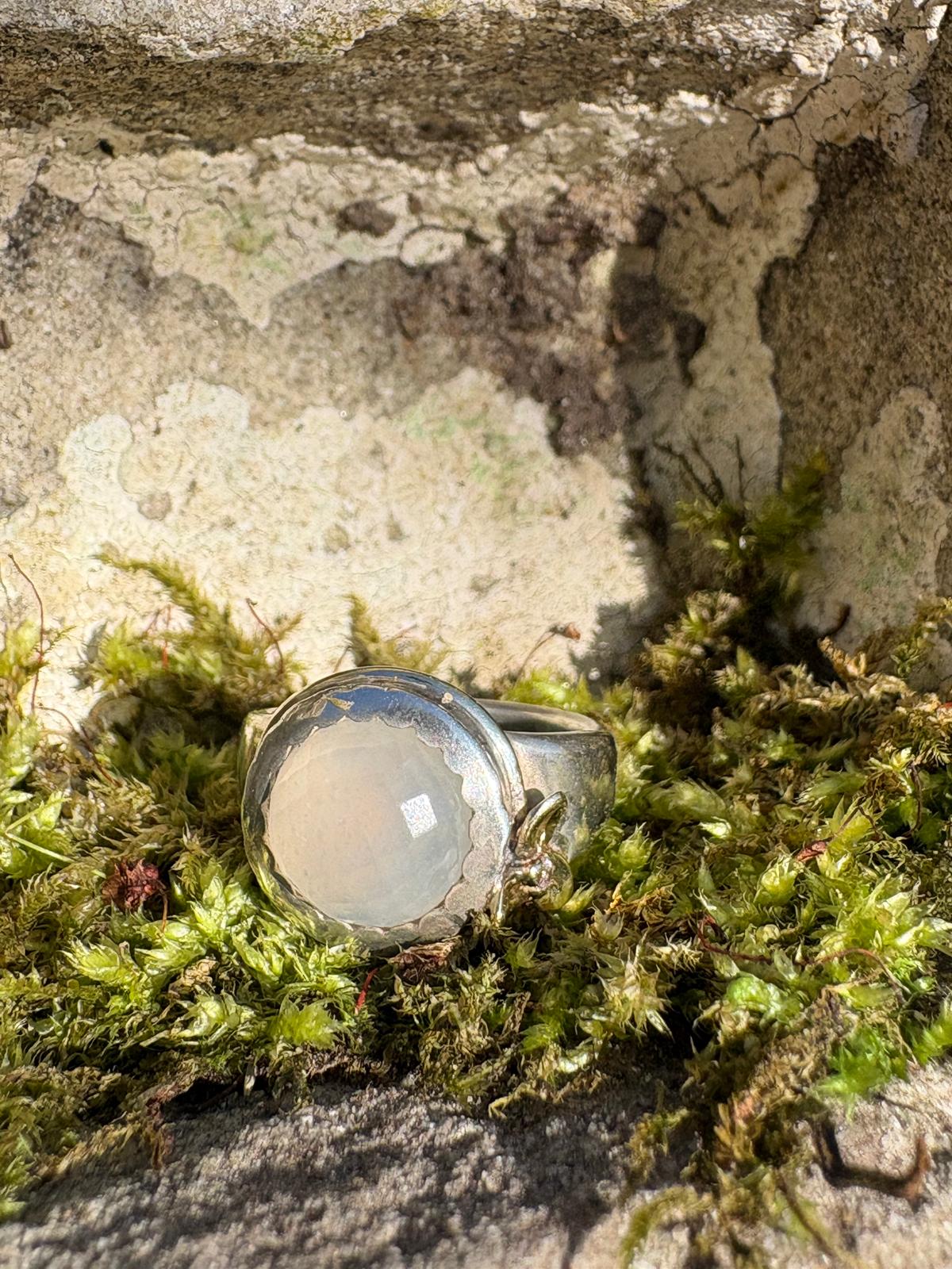 Silberring mit Goldblume, Diamant und Mondstein