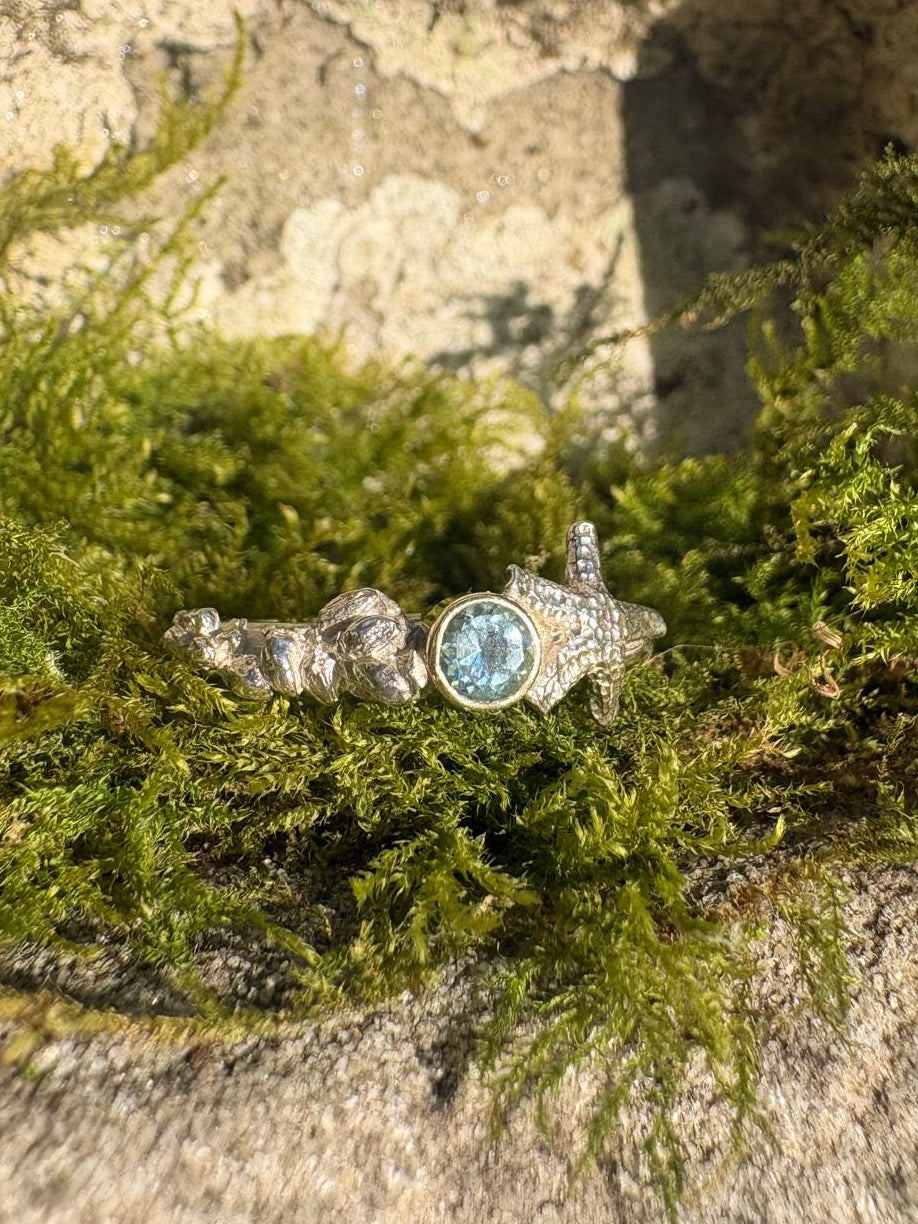 Zilver met gouden dunes’ Kiss ring met Aquamarijn