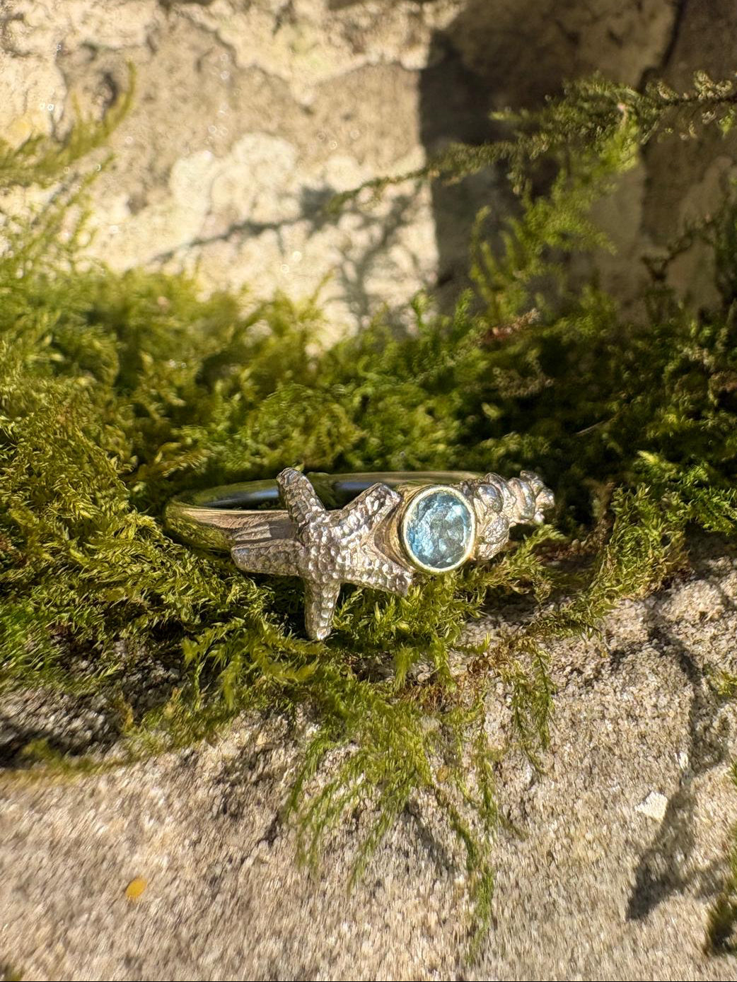 Zilver met gouden dunes’ Kiss ring met Aquamarijn