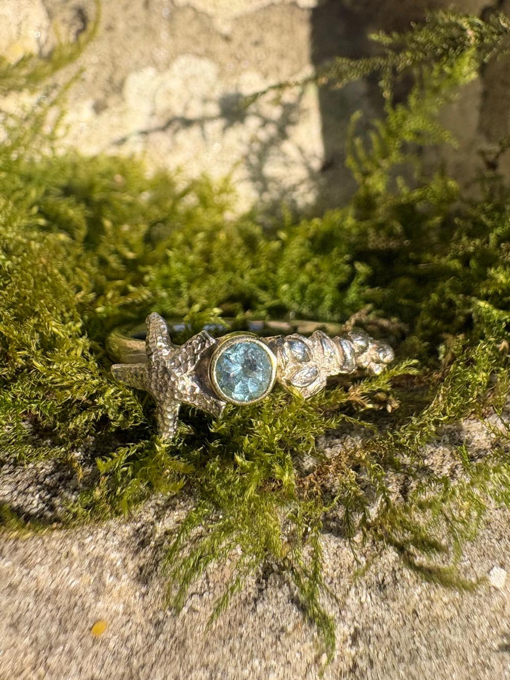 Zilver met gouden dunes’ Kiss ring met Aquamarijn
