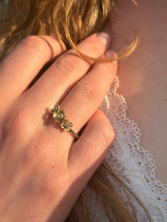 Ring drie gouden bloemen