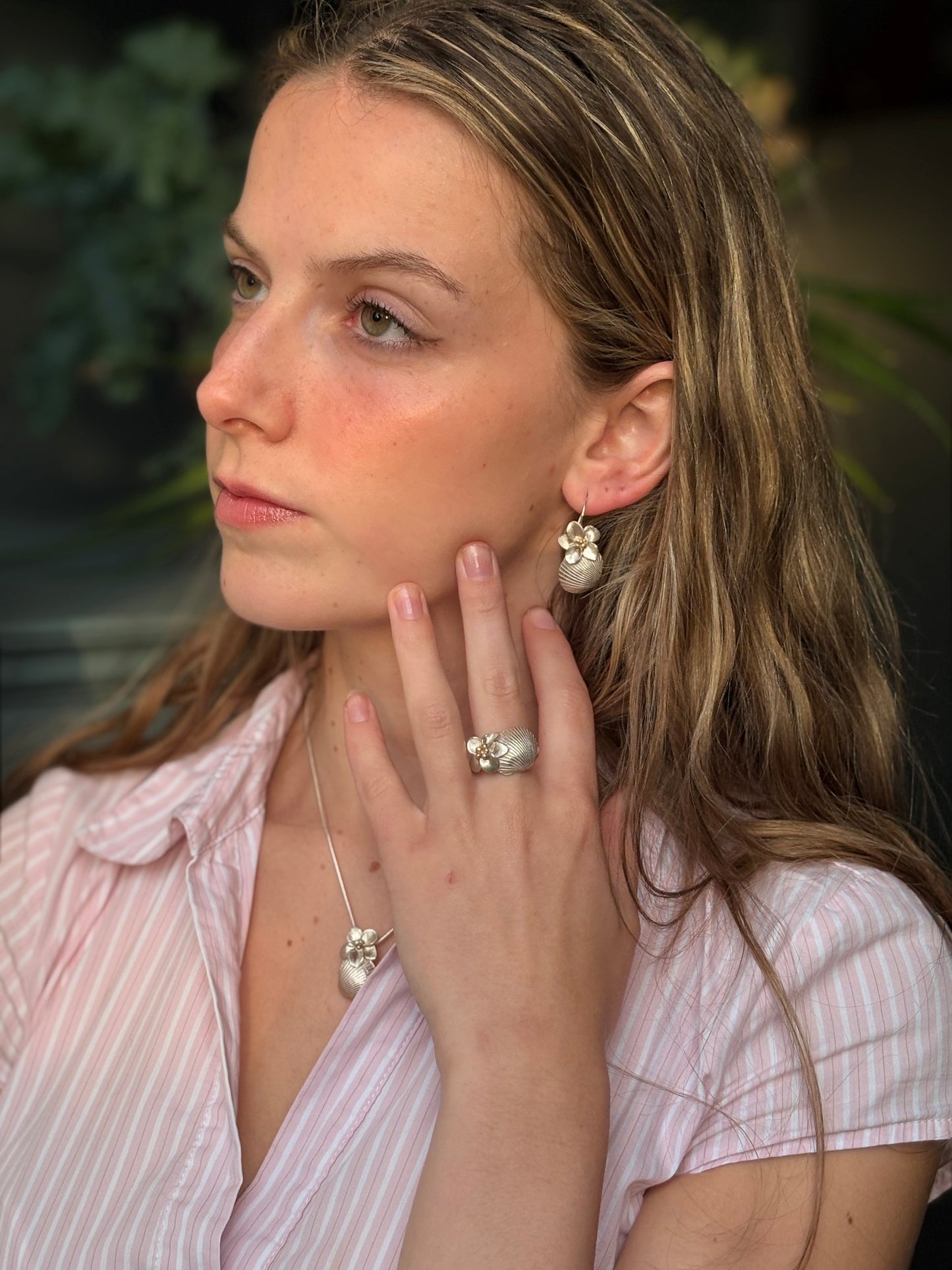 Hanger schelp en bloem zilver en goud inclusief collier
