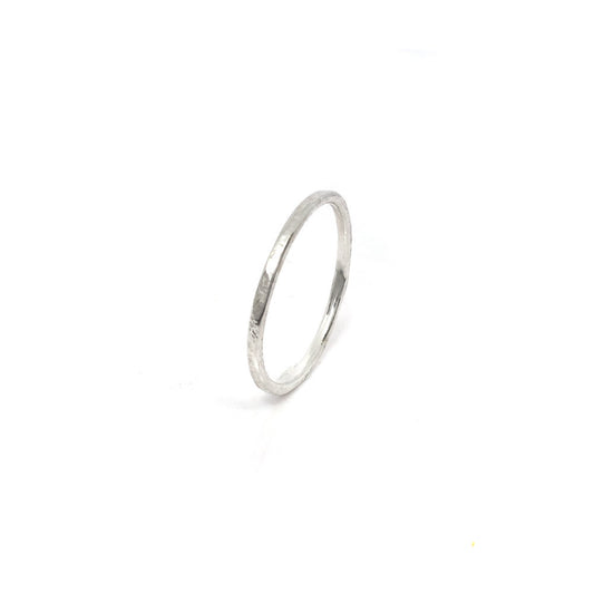Silberner Gleitring mit gehämmerter Oberfläche