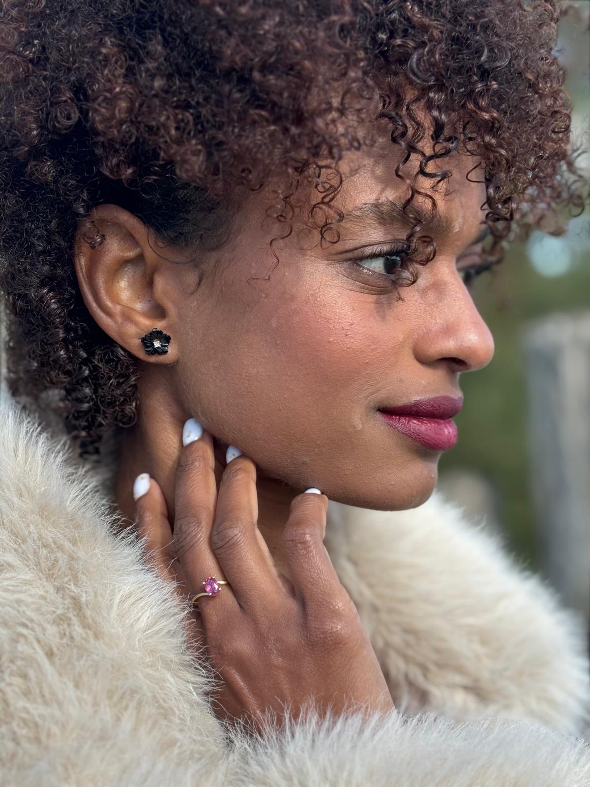 Oorstekers bloemen van onyx met diamant