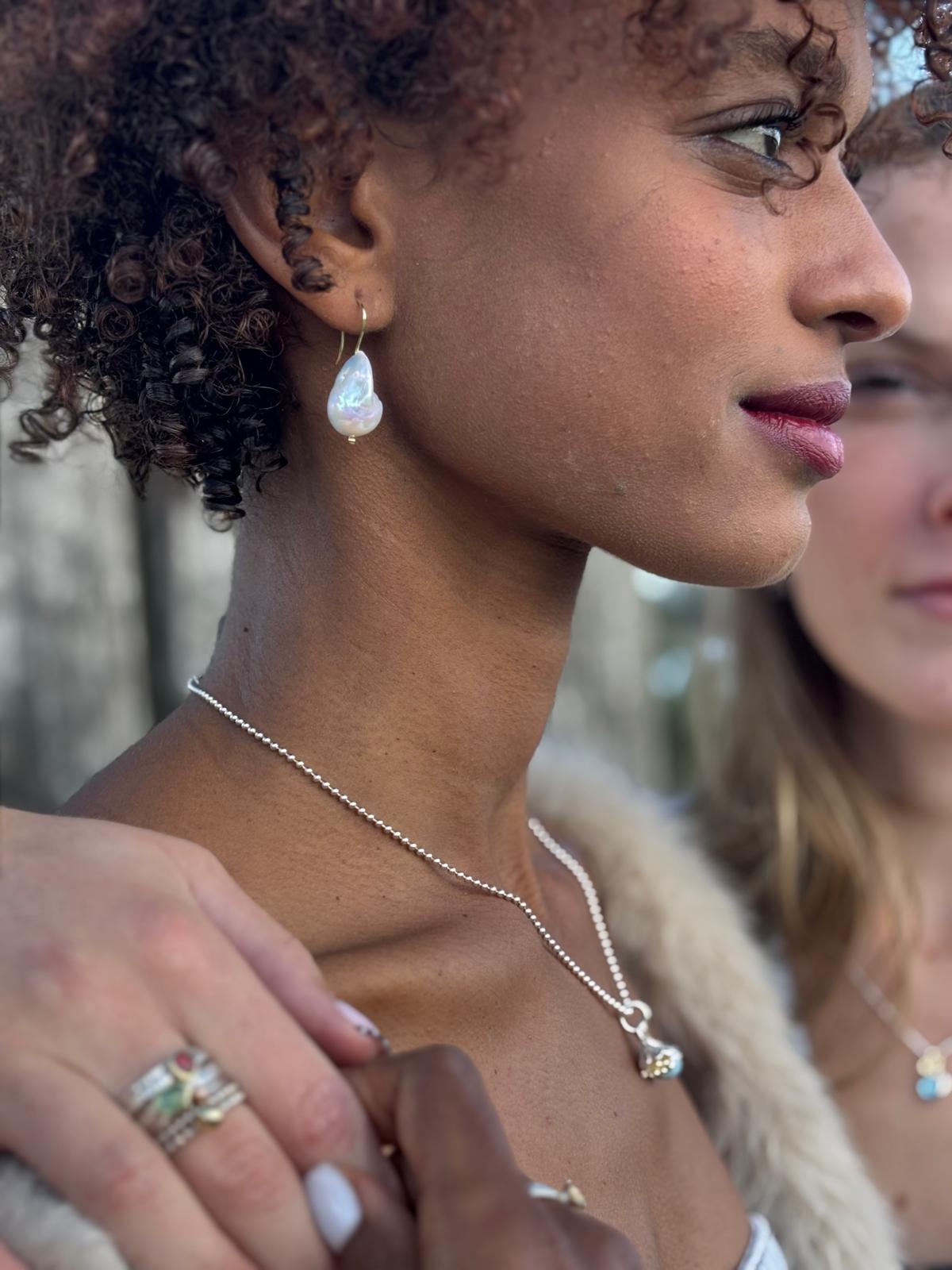 Gouden oorhangers met zoetwaterparels