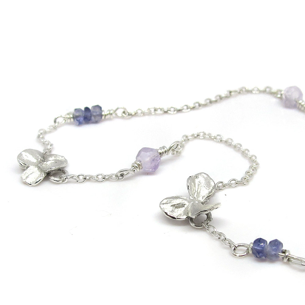 Silberarmband mit Amethystblüte und Iolith