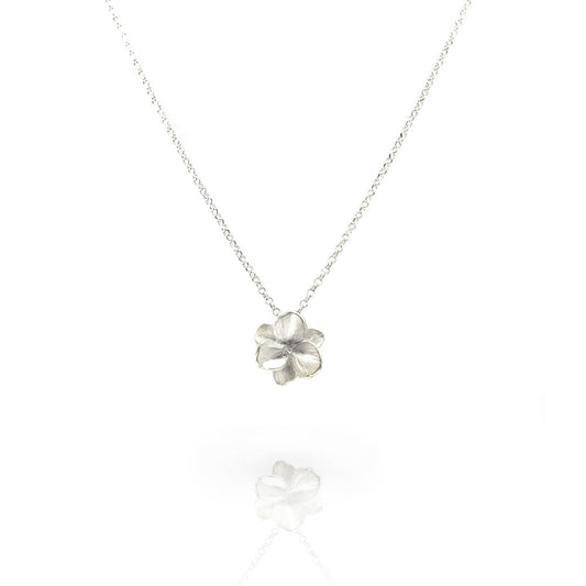 Halskette mit silberner Blume