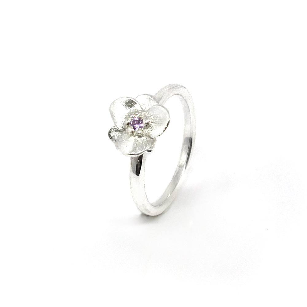 Silberner Blumenring mit violettem Saphir