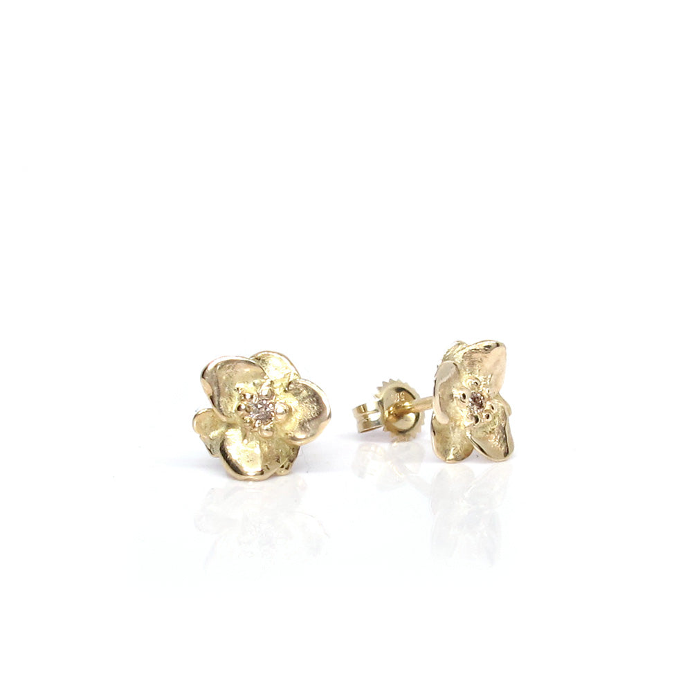 Goldene Blumen-Ohrstecker mit Diamant