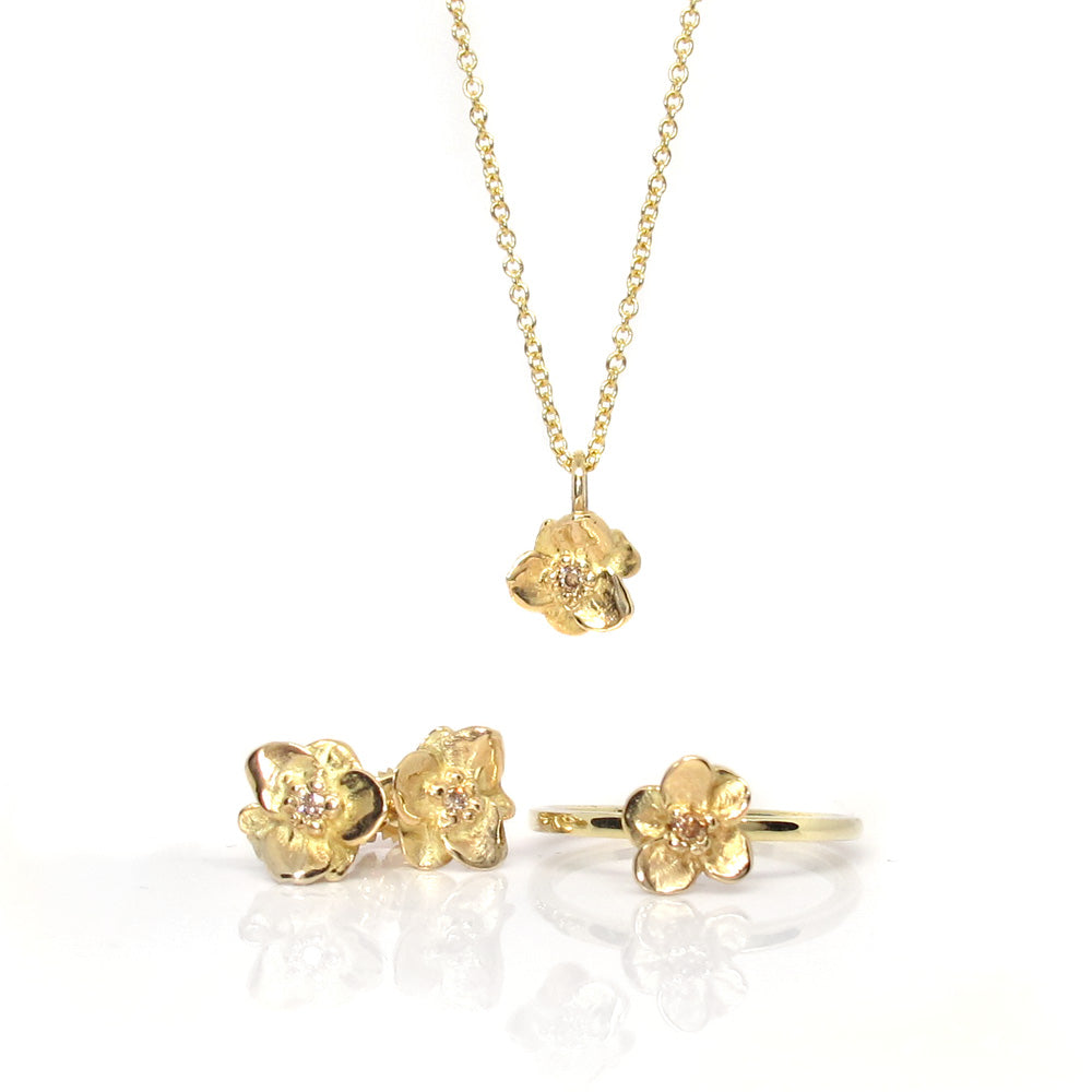 Goldene Blumen-Ohrstecker mit Diamant