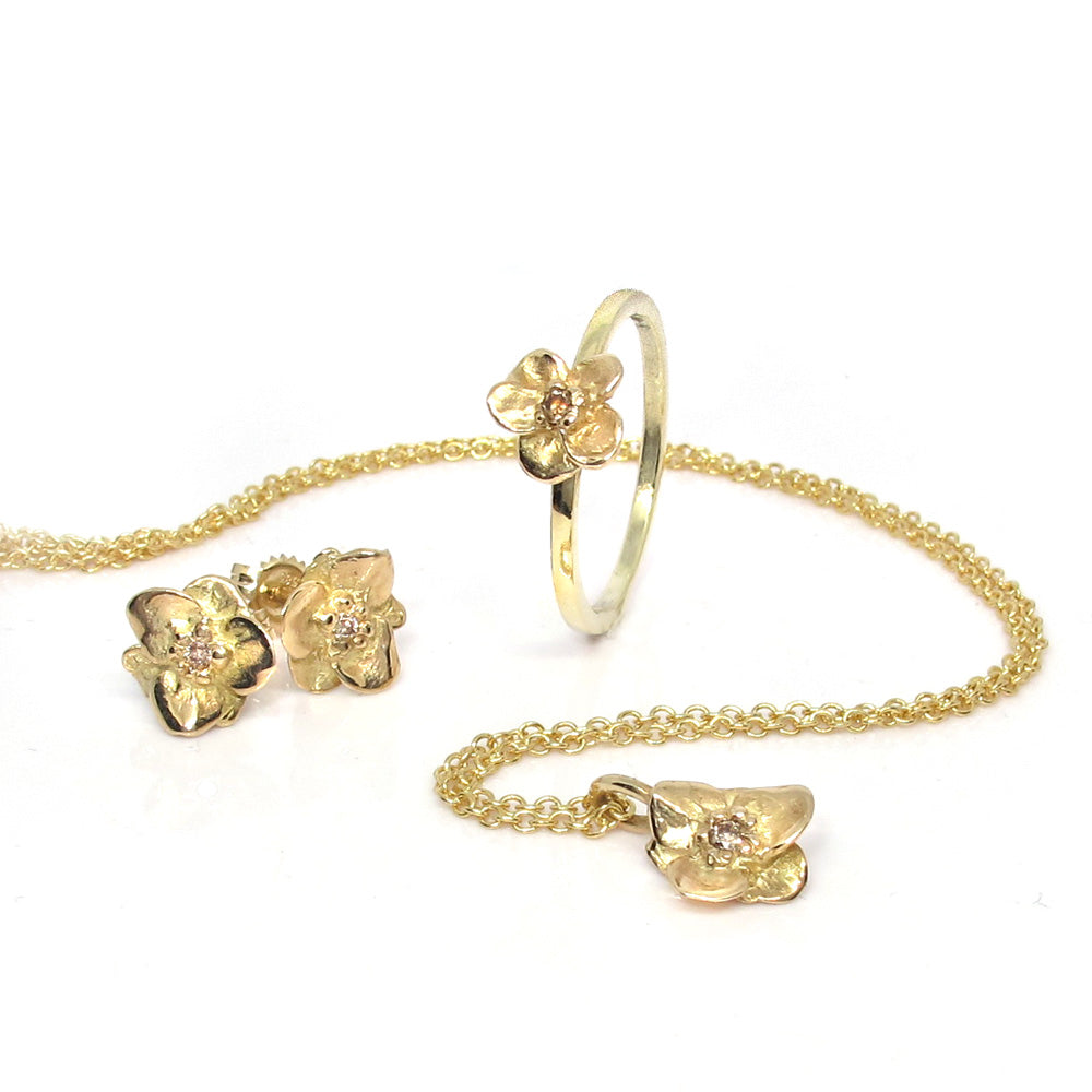 Goldanhänger mit Blume und Diamant