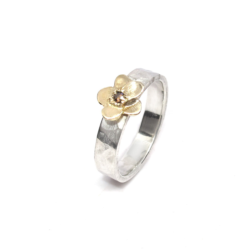 Ring mit goldener Blume und rosa Turmalin
