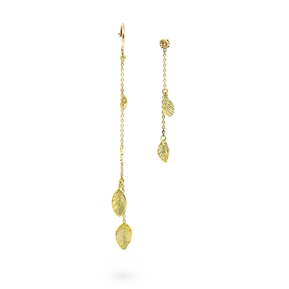 Goldener asymmetrischer Ohrring