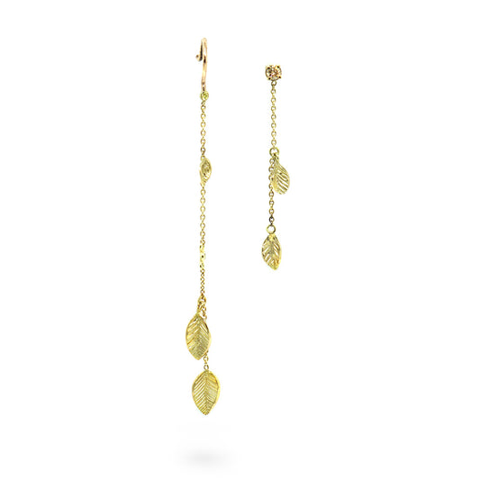 Goldener asymmetrischer Ohrring