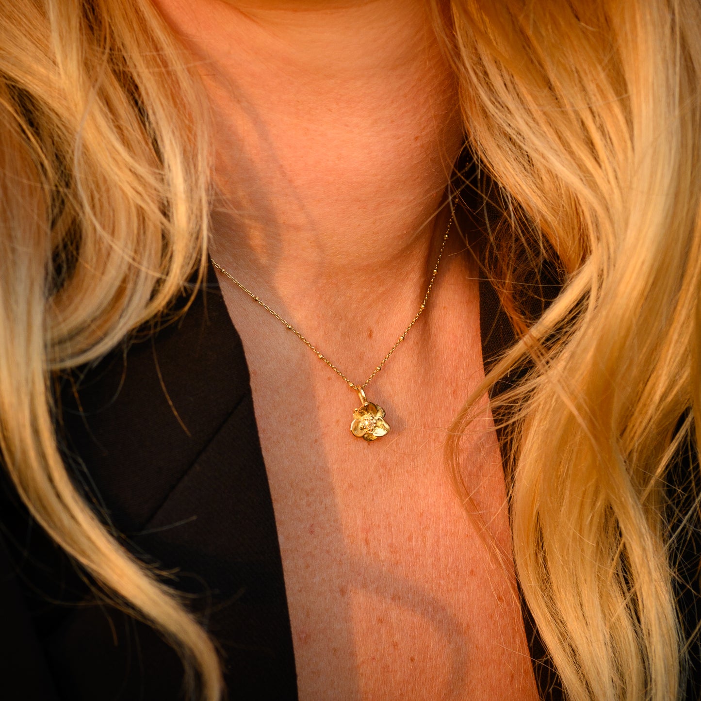 Goldanhänger mit Blume und Diamant