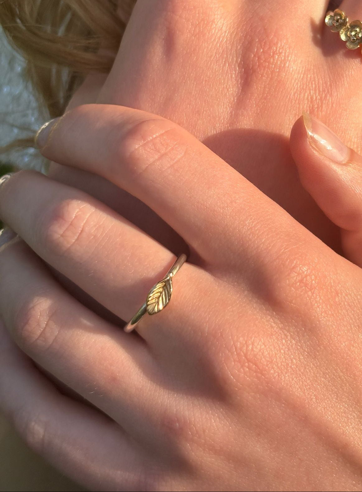 Zilveren ring met gouden blaadje