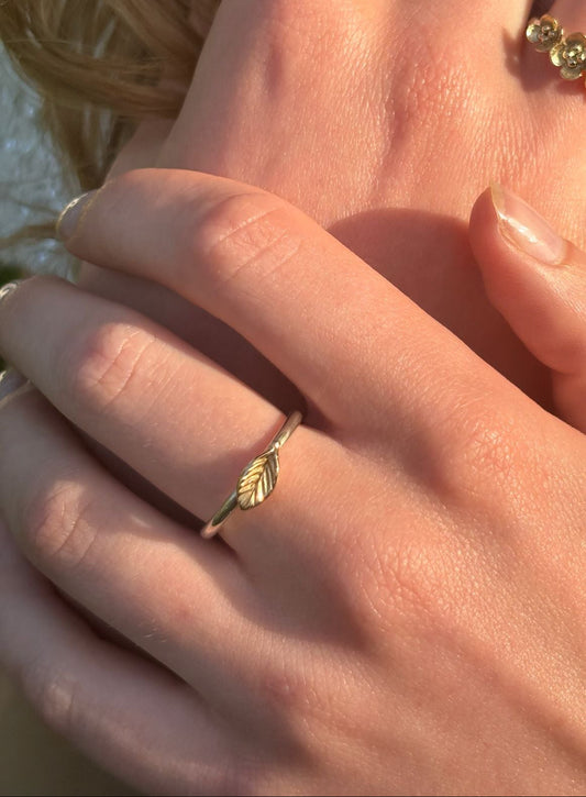 Zilveren ring met gouden blaadje
