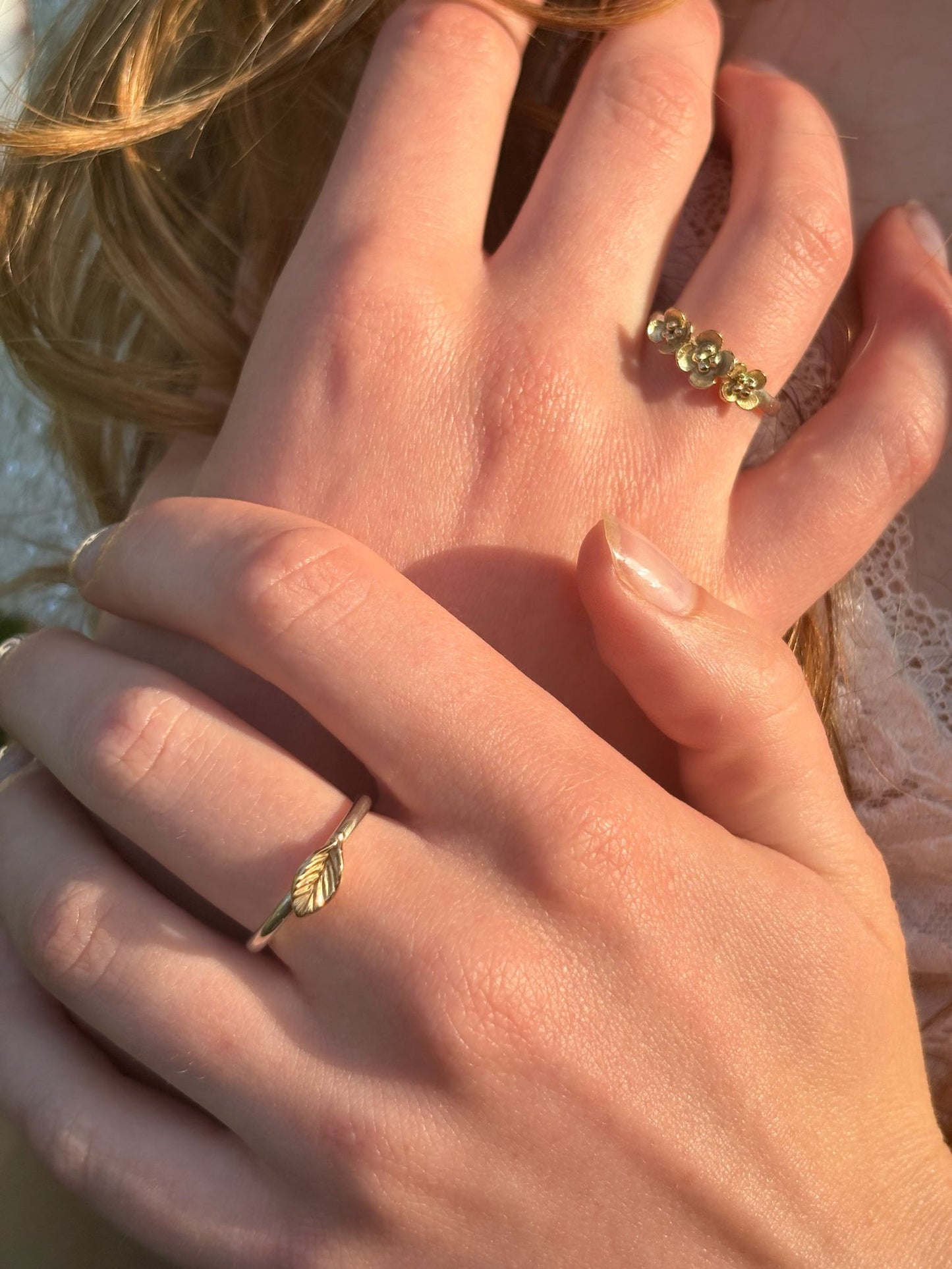 Ring drie gouden bloemen