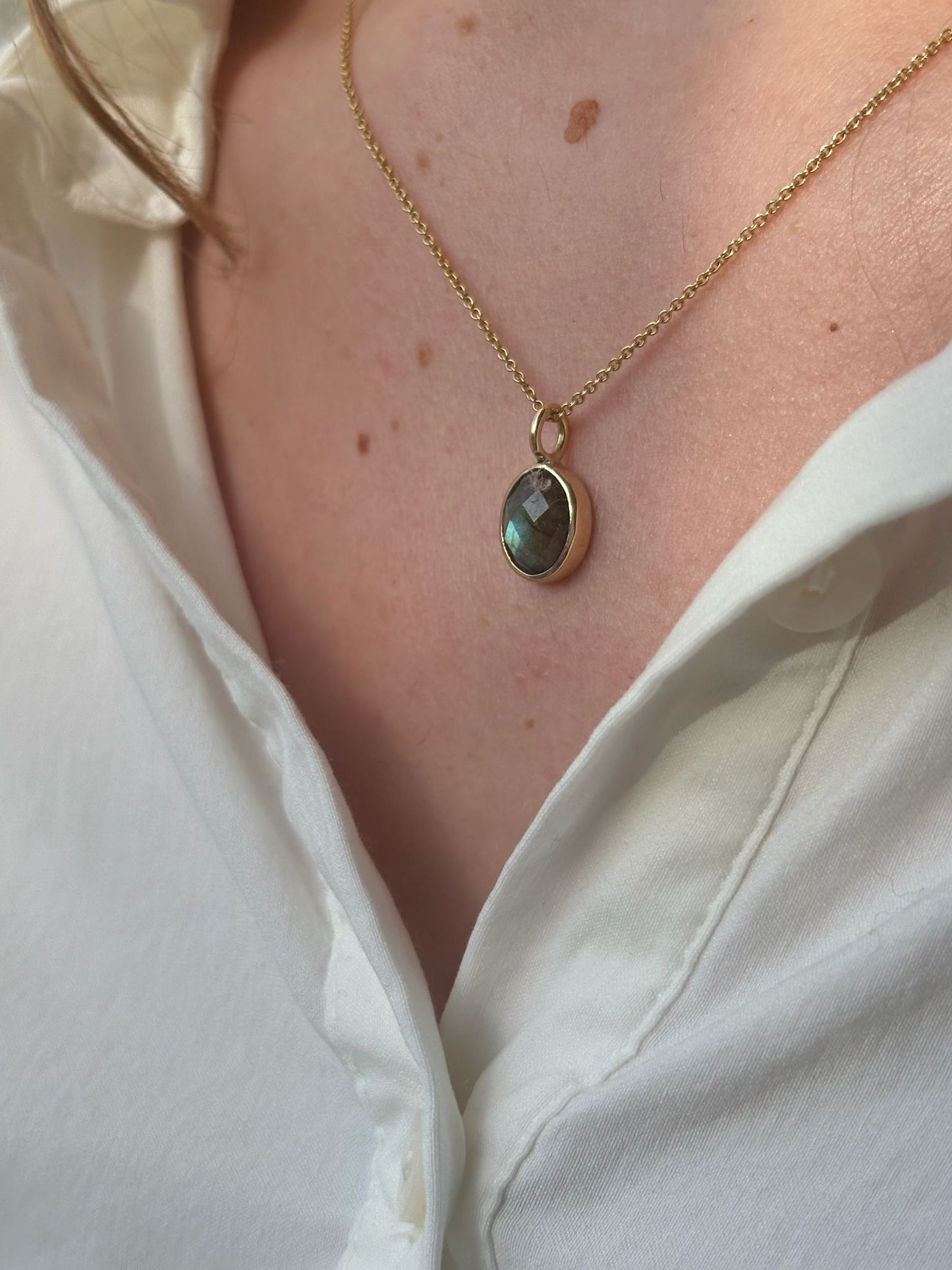 Verkocht: Gouden collier met hanger labradoriet