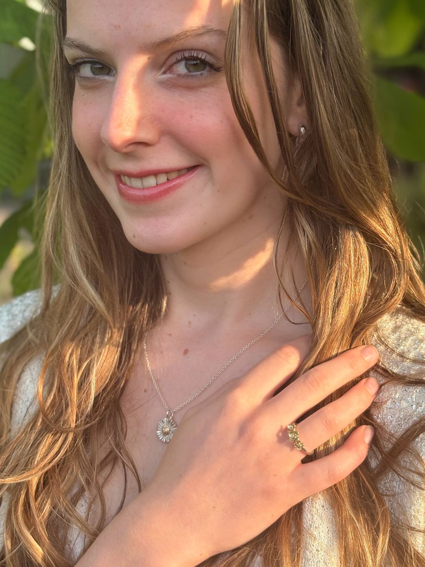 Daisy necklace made of silver and gold