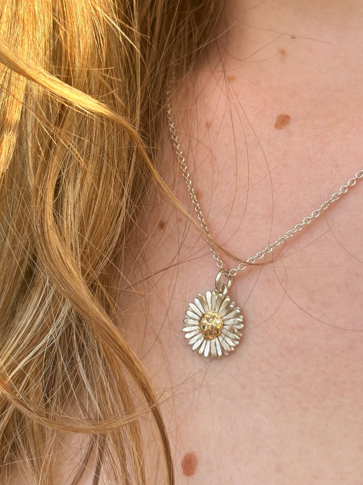 Daisy necklace made of silver and gold